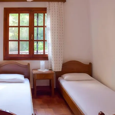 Case de vacanță In Summer House With Large Balcony