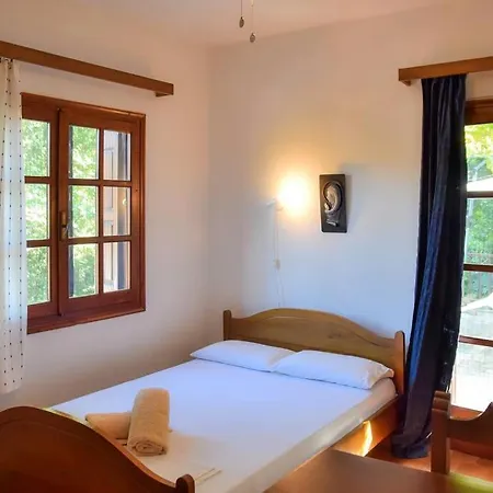 Case de vacanță In Summer House With Large Balcony Chorefton